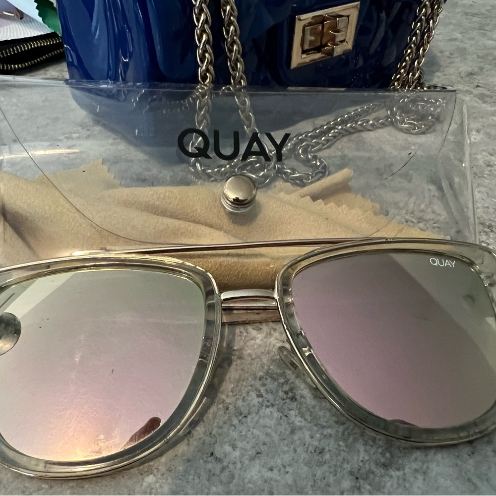 Quay mirrored sunglasses with case